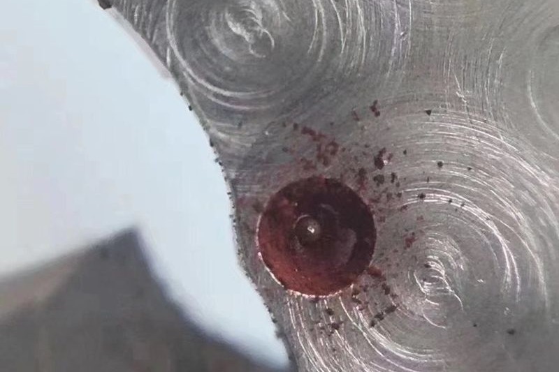 变质的油泥从宝石眼里渗出来