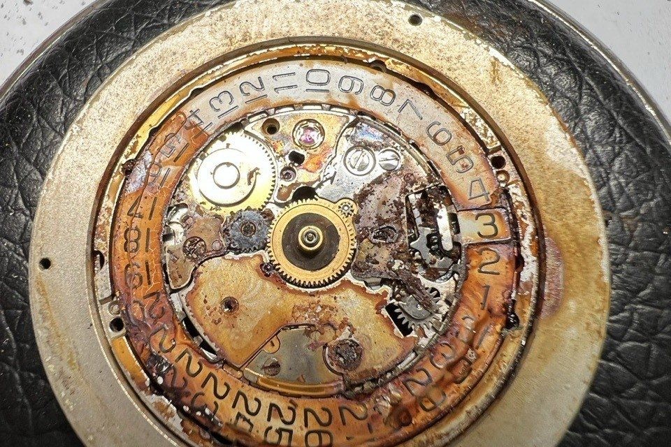 进水手表日历盘整圈锈透、字面发黑，只能更换新件