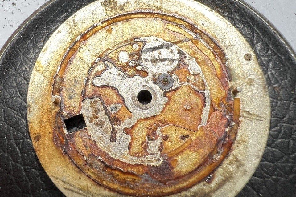 进水手表主夹板被水浸泡后留下的氧化锈蚀痕迹
