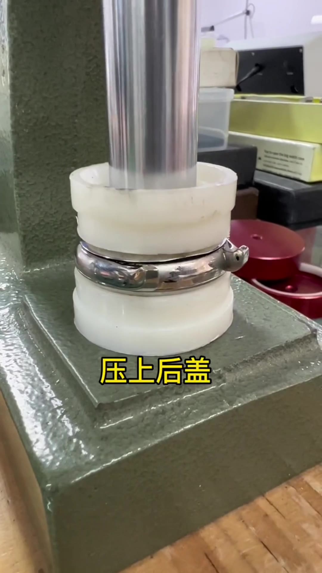 浪琴名匠双历保养：用压盖机把后盖压合到位