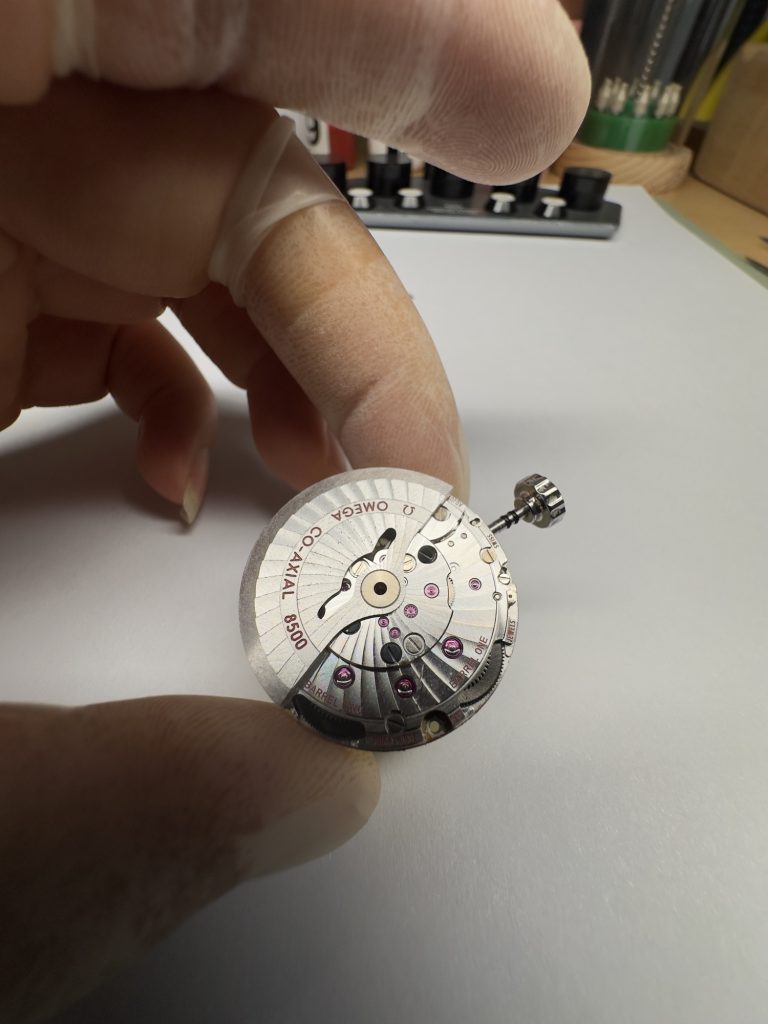 拆解后的零件上有明显氧化点