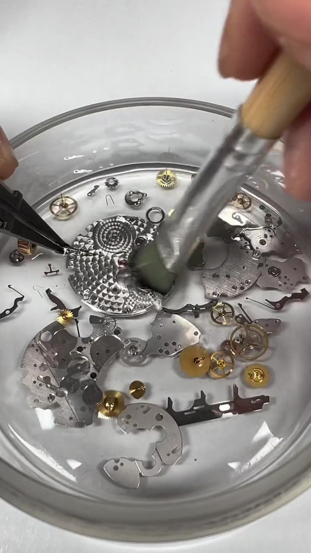 零件在清洗液里手工刷洗